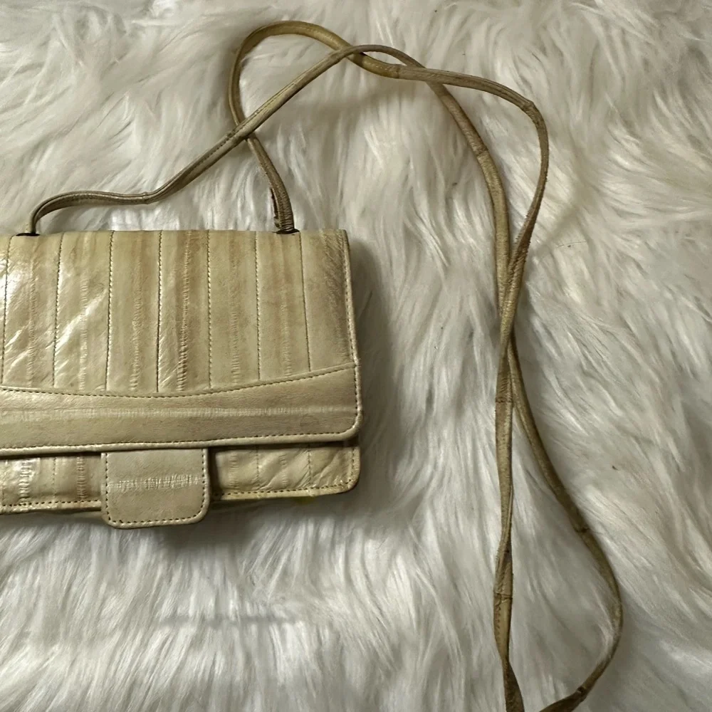 💜3/$15 Elegant Cream Leather Crossbody Bag
